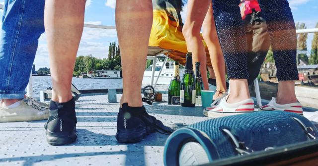 Leicht erschwerte Arbeitsbedingungen 😉
Nochmal happy Birthday, Goncaaaaaaaa! 😘😘😘
.
.
.
.
#boatcats #boatcatsberlin  #misschoi #rentaboat #spree #spreeriver #berlin #summer