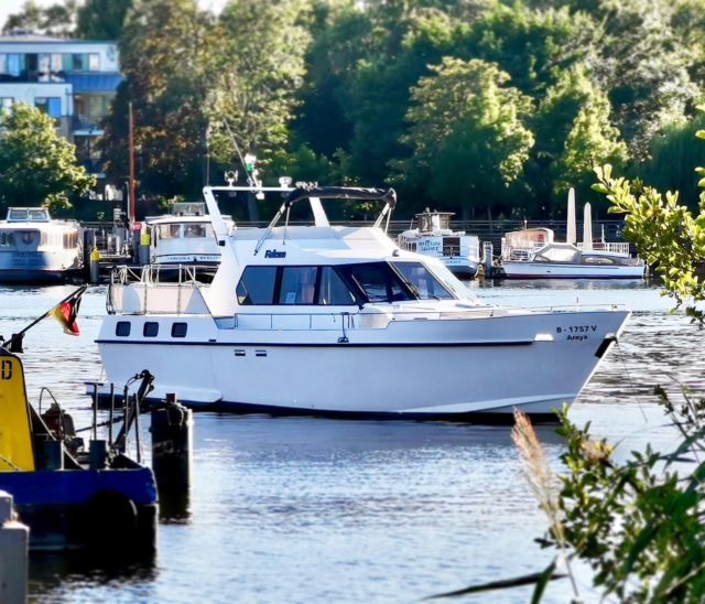 Sonne, Sonne, Sonne - die Wettervorhersage für Berlin sieht gut aus. ☀️
Wie wäre es da mal mit einer Bootstour? Unsere wunderschöne Araya wartet auf euch.
⚓️🛥

#boatcatsberlin #boatcats #araya #berlinbyboat #spree #spreeriver #berlinspree #berlininstagram #ig_berlin #travelberlin #berlinbreeze #berlinsummer #boattrip #boatingseason #boatsofinstagram #boatday #boatlife #bootmieten #bootverleih #rentaboat