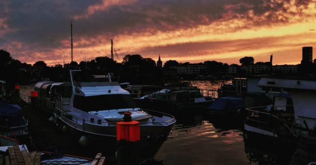 Hafenromantik, immer wieder! 😊 Und auch um diese Uhrzeit könnt ihr eins unserer Boote besteigen und eine Sundowner Tour machen! 
.
.
.
.
#boatcats #boatcatsberlin #berlinbyboat #spree #spreeriver #berlinspree #berlinickliebedir #visitberlin #berlincity #berlinlove #visit_berlin #berlinstagram #ig_berlin #travelberlin #berlinbreeze #berlinsummer #boattrip #boatingseason #boatsofinstagram #boatday #boatlife #bootmieten #bootverleih #rentaboat #araya #yachtmieten #sunset #sonnenuntergang #sundowner #kitsch