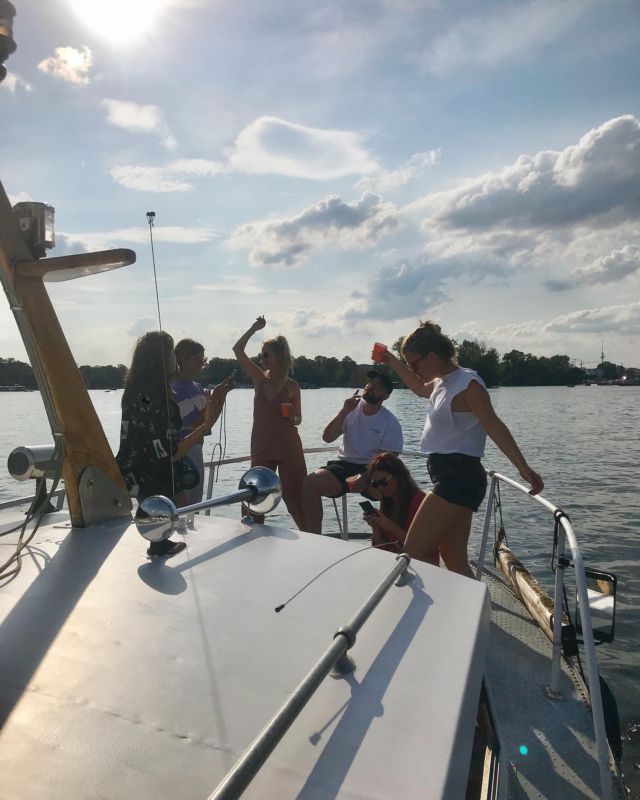 Der Sommer kommt nochmal zurück🌞Zeit um nochmal die Sonne mit Freunden auf unseren Booten zu genießen.
👉🏼Anfragen an moin@boatcats.berlin

Summer will be back🌞
Perfect timing to enjoy the sunshine with friends on our boats.
👉🏼For bookings moin@boatcats.berlin
⚓️🛥
.
.
.
.

#boatcatsberlin #boatcats #berlinbyboat #spree #spreeriver #berlinspree #berlinickliebedir #visitberlin #berlincity #berlinlove #visit_berlin #berlinstagram #ig_berlin #travelberlin #berlinbreeze #berlinsummer #boattrip #boatingseason #boatsofinstagram #boatday #boatlife #bootmieten #bootverleih #rentaboat