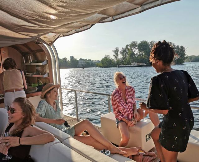 Wir sitzen alle im selben Boot, deshalb gibt's 50% Frühlingsrabatt auf Fahrten ab 3 Stunden mit der Ian Fraser! 🌞 Explizit erlaubt sind 5 Personen aus zwei Haushalten plus Kinder bis 14 Jahre. Ruft uns an oder schreibt! 3 Stunden sind z. B. 290 EUR ☺️
