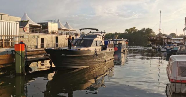 #sunsetcruises #boatcatsberlin #aftertheraincomessun #lastsummerdays #berlin #berlinsummer #spree #spreeriver #boatcats