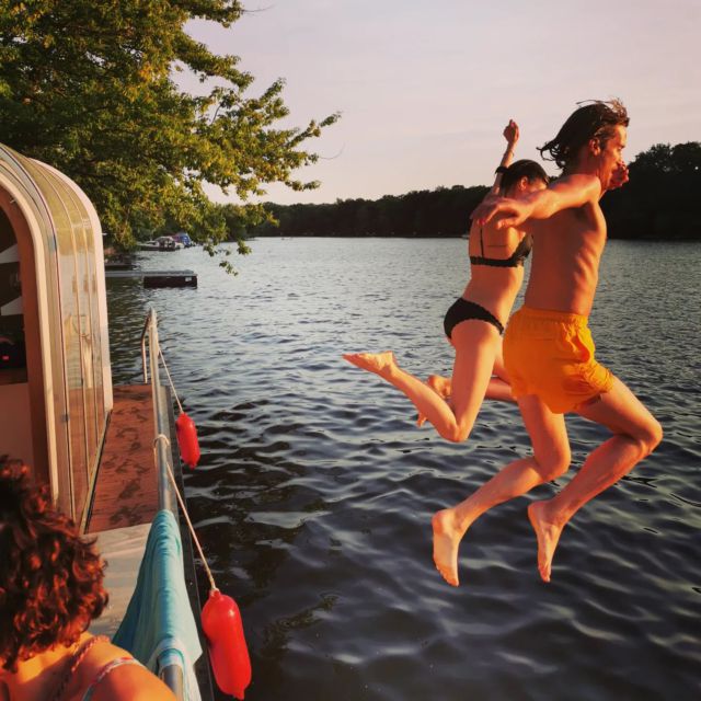 Letzte Chance auf 27 Grad Celsius diesen Samstag! Wir geben euch einen End of Season Discount von 15%! Fahrt mit der Ian Fraser raus nach Köpenick und springt ins Nasse 🌞🧜‍♀️🌊⚓🔱